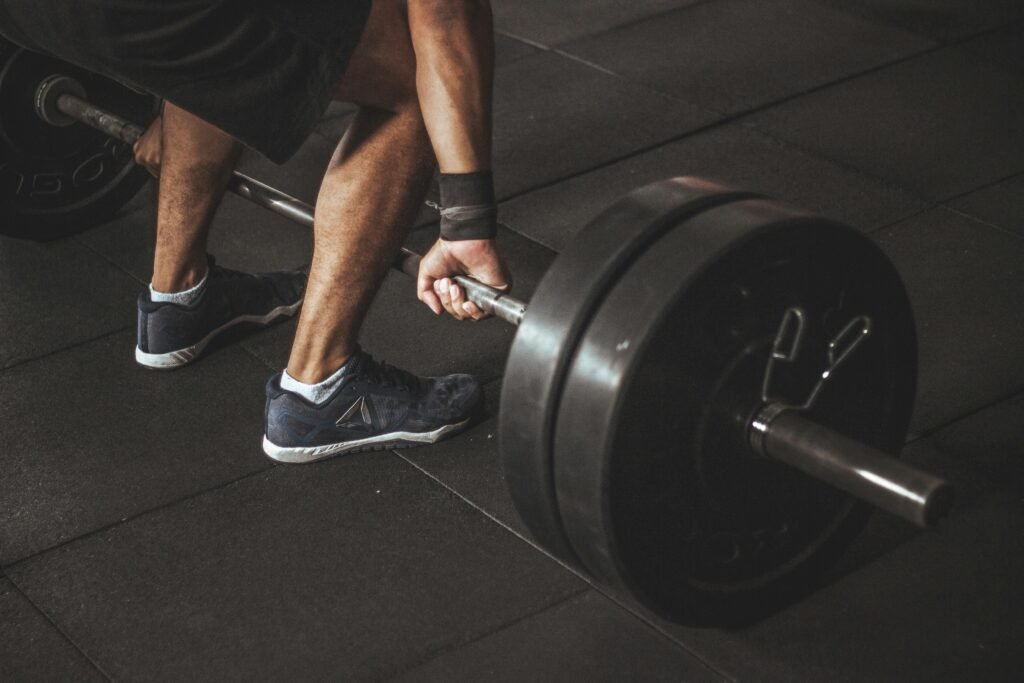 hombre haciendo peso muerto con mas de 100kg